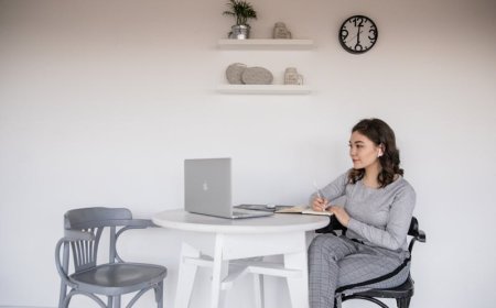 Suka dan Duka Menjadi Pekerja Freelance di Lingkungan Pedesaan