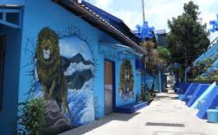 Santorini-nya Malang: Kampung Biru Arema Menawan Hati