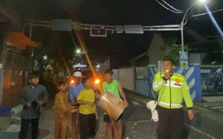 Cegah Tawuran dan Pencurian, Polres Pasuruan Dampingi Remaja Bangunkan Sahur