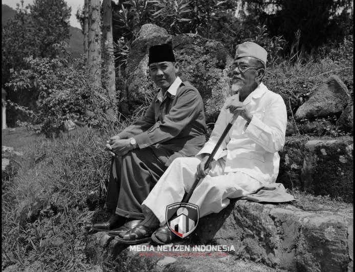 Soekarno dan Agus Salim di Parapat Sumatera Utara