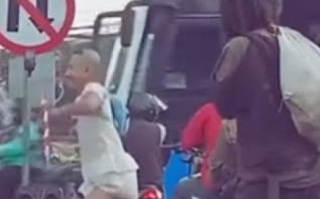 Viral Video ODGJ Terdiam Lihat Pria Joget Live TikTok di Lampu Merah Kopo Bandung