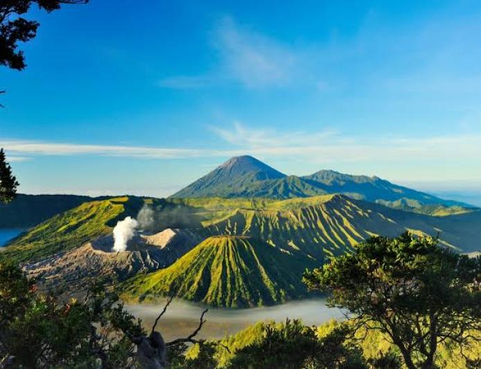 10 Destinasi Wisata Terpopuler di Jawa Timur yang Wajib Dikunjungi